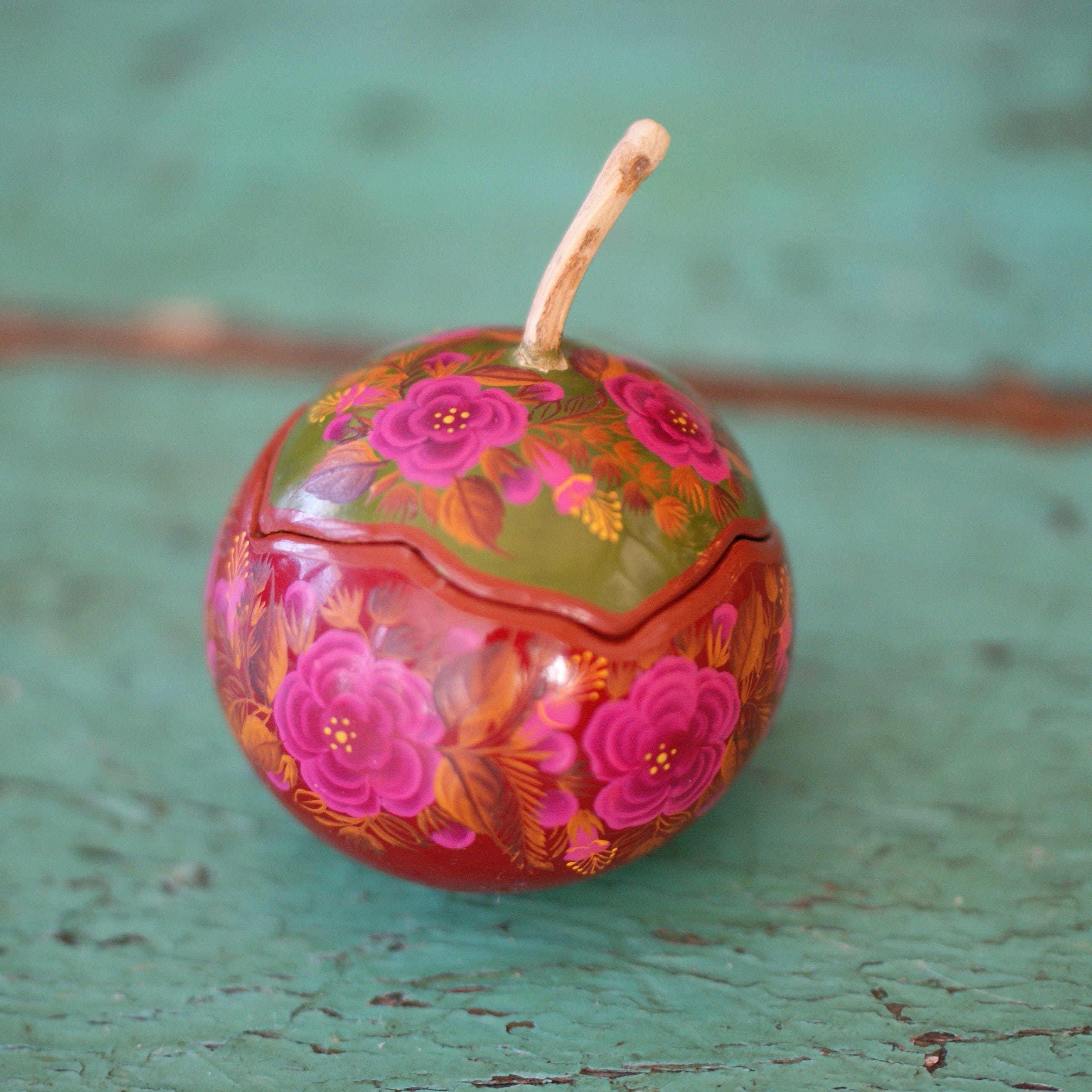 Finely Painted Two Tone Olínala Gourds Home Decor Zinnia Folk Arts #12 Tiny-Dark red with green top  