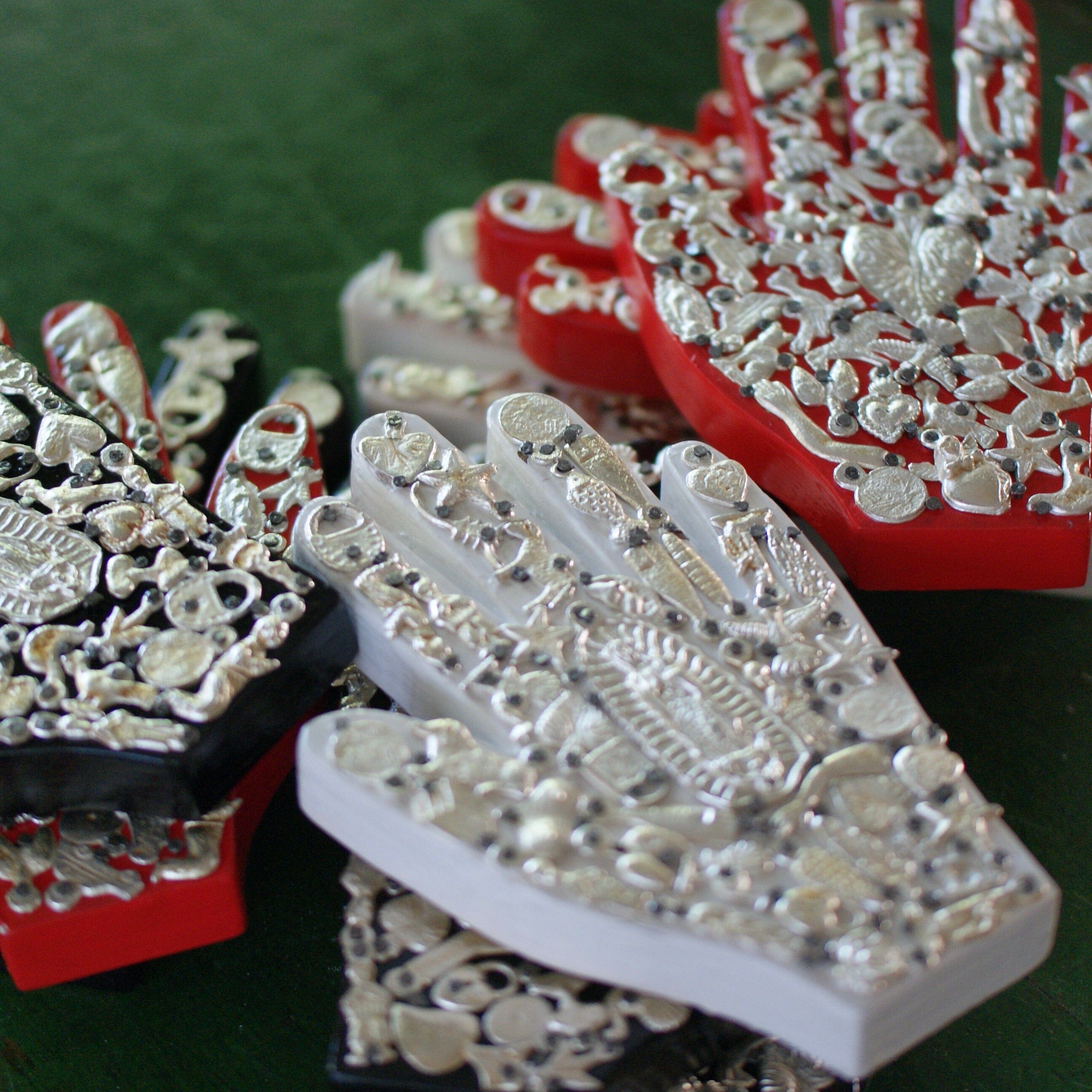 Milagro Covered Hand, Small religious Zinnia Folk Arts   