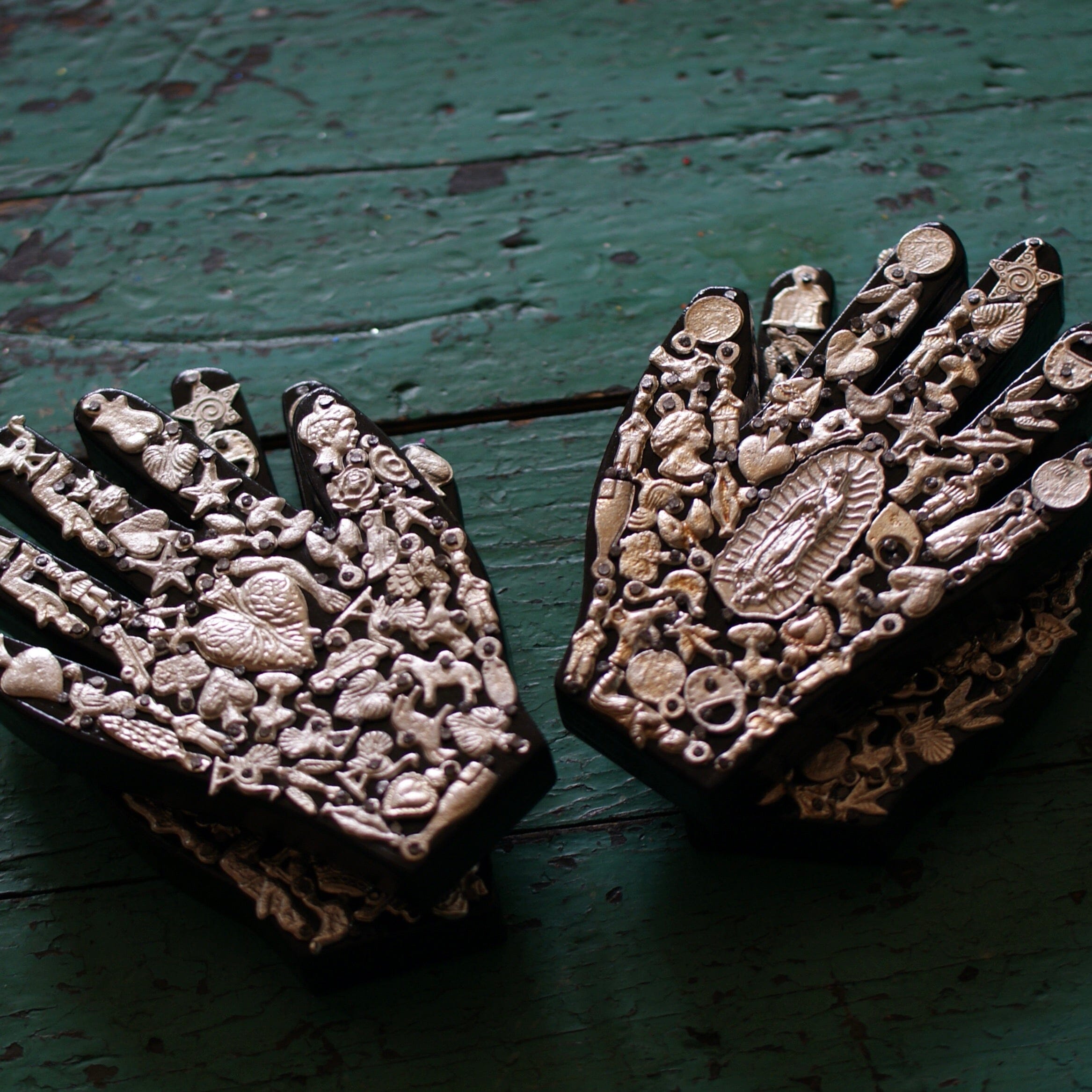 Milagro Covered Hand, Small religious Zinnia Folk Arts Black  